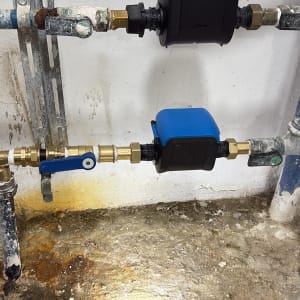 צינורות ומחברים בעבודת אינסטלציה