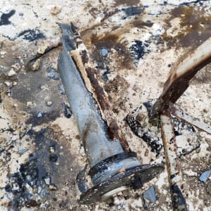 חלק מתכת חלוד על קרקע מלוכלכת