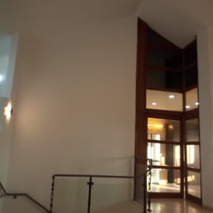 קיר לבן עם מעקה מתכת ומדרגות