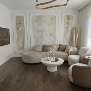 סלון מעוצב עם ספה, כורסאות ושולחן עגול