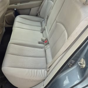 מושב אחורי של רכב עם ריפוד נקי