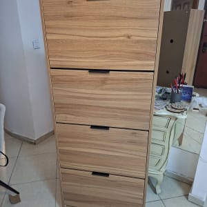 ארון עץ עם ארבע מגירות בחדר פנימי