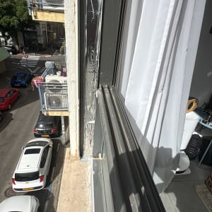 איטום מסגרת חלון אלומיניום נגד חדירת מים