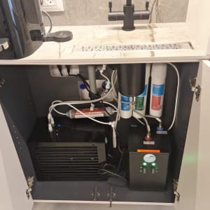 מערכת סינון מים מתחת לכיור עם צינורות ומסננים