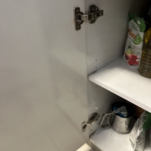 ארון מטבח פתוח עם צירים ותכולה פנימית