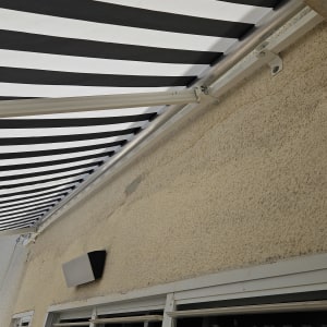 סוכך פסים שחור לבן מותקן על קיר