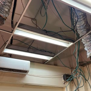 תאורת פלורסנט, חוטי חשמל ותעלות מיזוג בתקרה