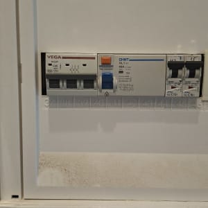 לוח חשמל עם מפסקים וכפתורים