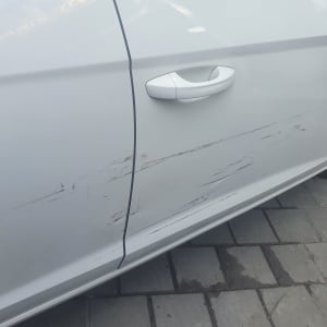 שריטות על דלת רכב לבנה