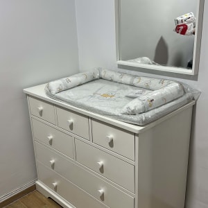 שידת מגירות לבנה עם משטח החתלה ומראה