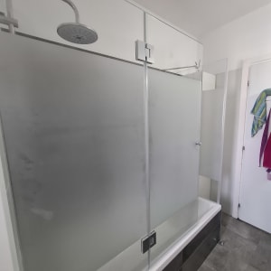 מקלחת עם דלת זכוכית ומקלחת גשם