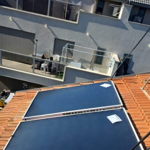 קולטי שמש מותקנים על גג רעפים אדום