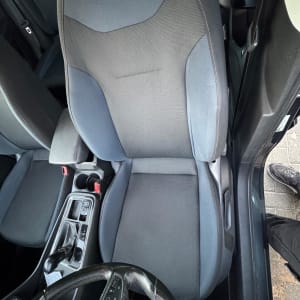 מושב רכב נקי עם ריפוד כהה