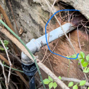 צינור מתכת מחובר לקיר עם סימון כחול