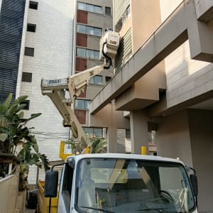 משאית עם מנוף ליד בניין מגורים