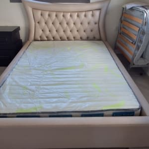 מיטה עם מזרן בחדר שינה ליד חלון