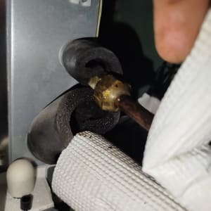 חיבור צינור במערכת מיזוג אוויר עם בידוד