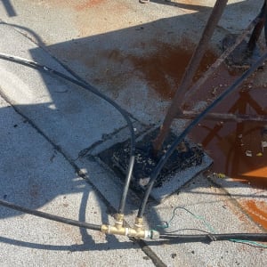 צינורות מחוברים למבנה מתכת על גג