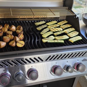 גריל עם ירקות צלויים על מרפסת