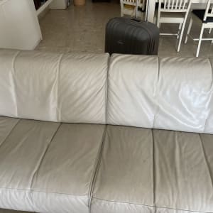 ספה בהירה עם קמטים קלים על המושב