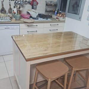 שולחן עם משטח זכוכית במטבח מודרני