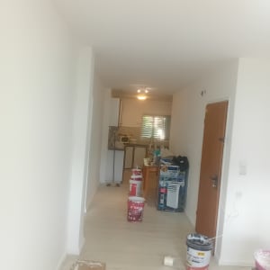 חדר עם דליי צבע וכלי עבודה לצביעה