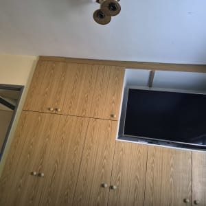 ארון עץ עם טלוויזיה בחדר שינה