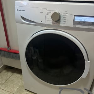 מכונת כביסה אלקטרה עם כפתורי שליטה ותצוגה דיגיטלית