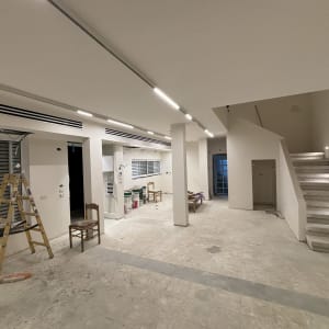 תעלות מיזוג אוויר בתקרה בחלל פנימי