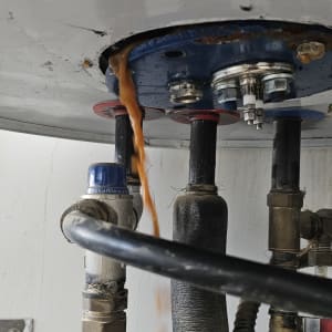 נזילת מים חומים מדוד שמש עם צינורות מחוברים