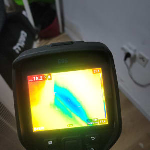 מצלמה תרמית מציגה אזור קר על הקיר