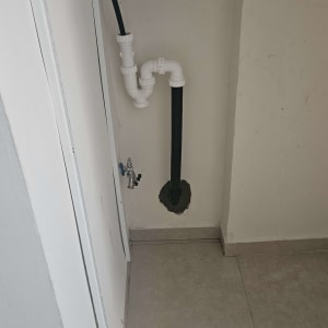 צנרת פלסטיק מותקנת בקיר עם ברז