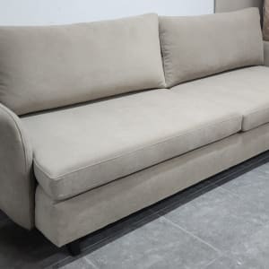 ספה מרופדת בבד בז