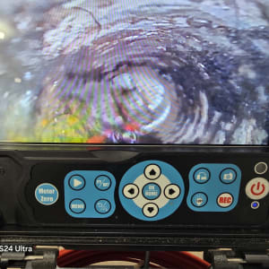 מסך עם תצוגת מצלמה לבדיקת נזילות