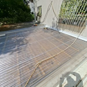 התקנת לוחות סנטף גליים שקופים על גבי פרגולת עץ