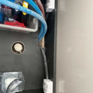 צינורות וכלים חשמליים בארון