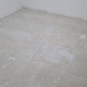 רצפה עם כתמי צבע לאחר צביעה