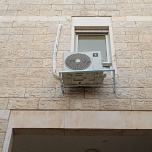 יחידת מיזוג אוויר מותקנת על קיר חיצוני של בניין