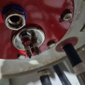 חיבורים חשמליים על רקע מתכת אדום