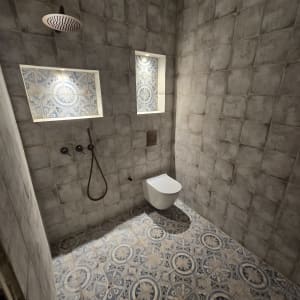 חדר אמבטיה עם אריחים מעוצבים ומקלחת חדשה