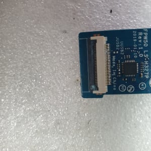 מעגל מודפס עם רכיבים אלקטרוניים וחיבורים