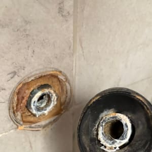 חיבור צינור מים עם חלודה על קיר