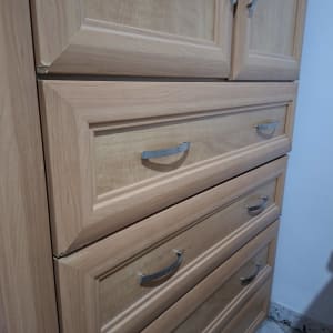 ארונות מטבח עם ידיות מתכת