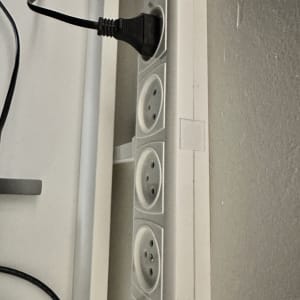 שקע חשמל עם תקע מחובר לקיר