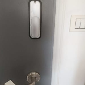 ידית דלת ומנעול על דלת אפורה