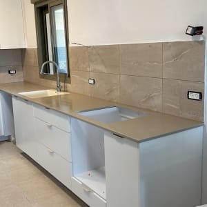 מטבח חדש עם ארונות וכיור מותקן