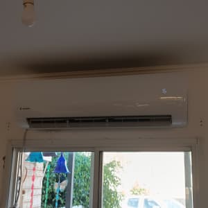 מזגן מותקן על קיר מעל חלון