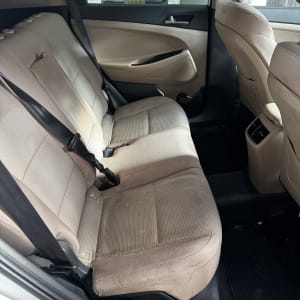 מושב אחורי של רכב עם לכלוך קל על המושבים