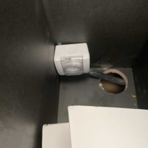 שקע חשמלי עם כבל בתוך קיר מתכת