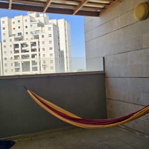 מרפסת עם פרגולה מעץ וערסל צבעוני